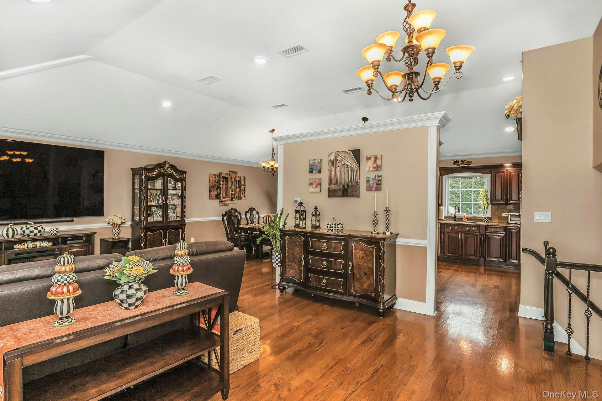 #5 photo, 944 Plum Tree Road, Westbury , NY 11590