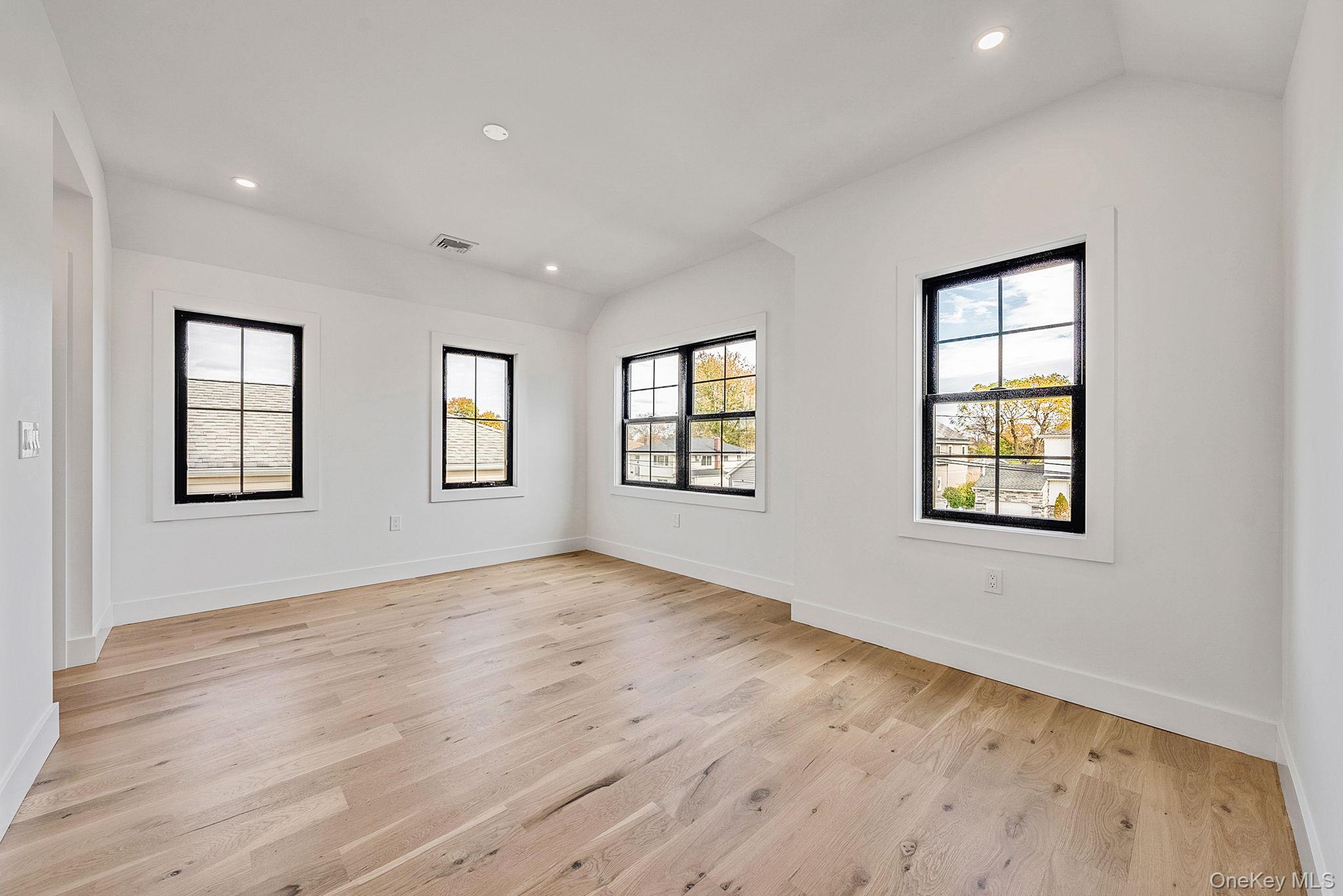 #20 photo, 2542 Lefferts Place, Bellmore , NY 11710