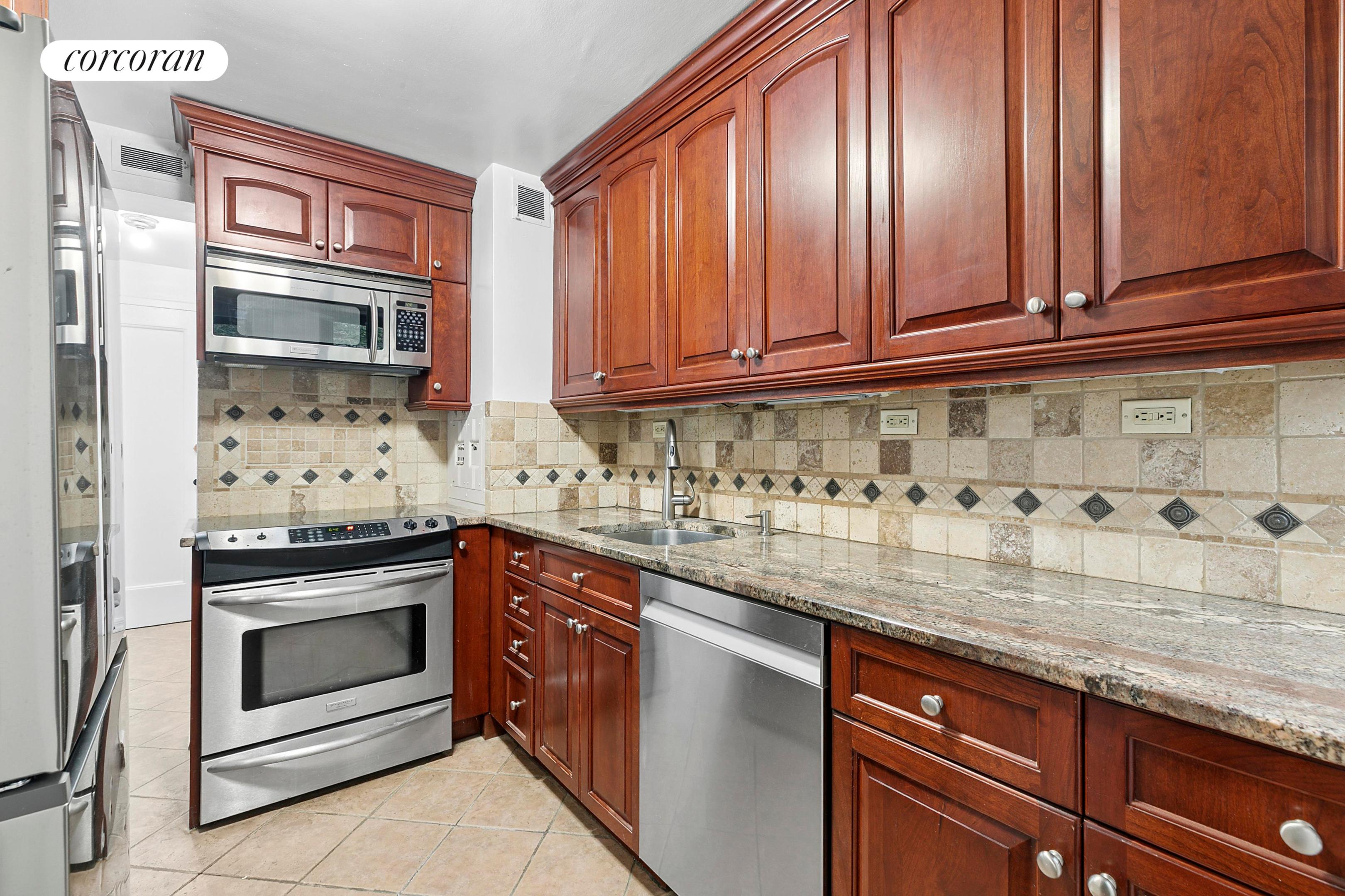 #13 photo, 25 E 83RD Street, Upper East Side , NY 10028