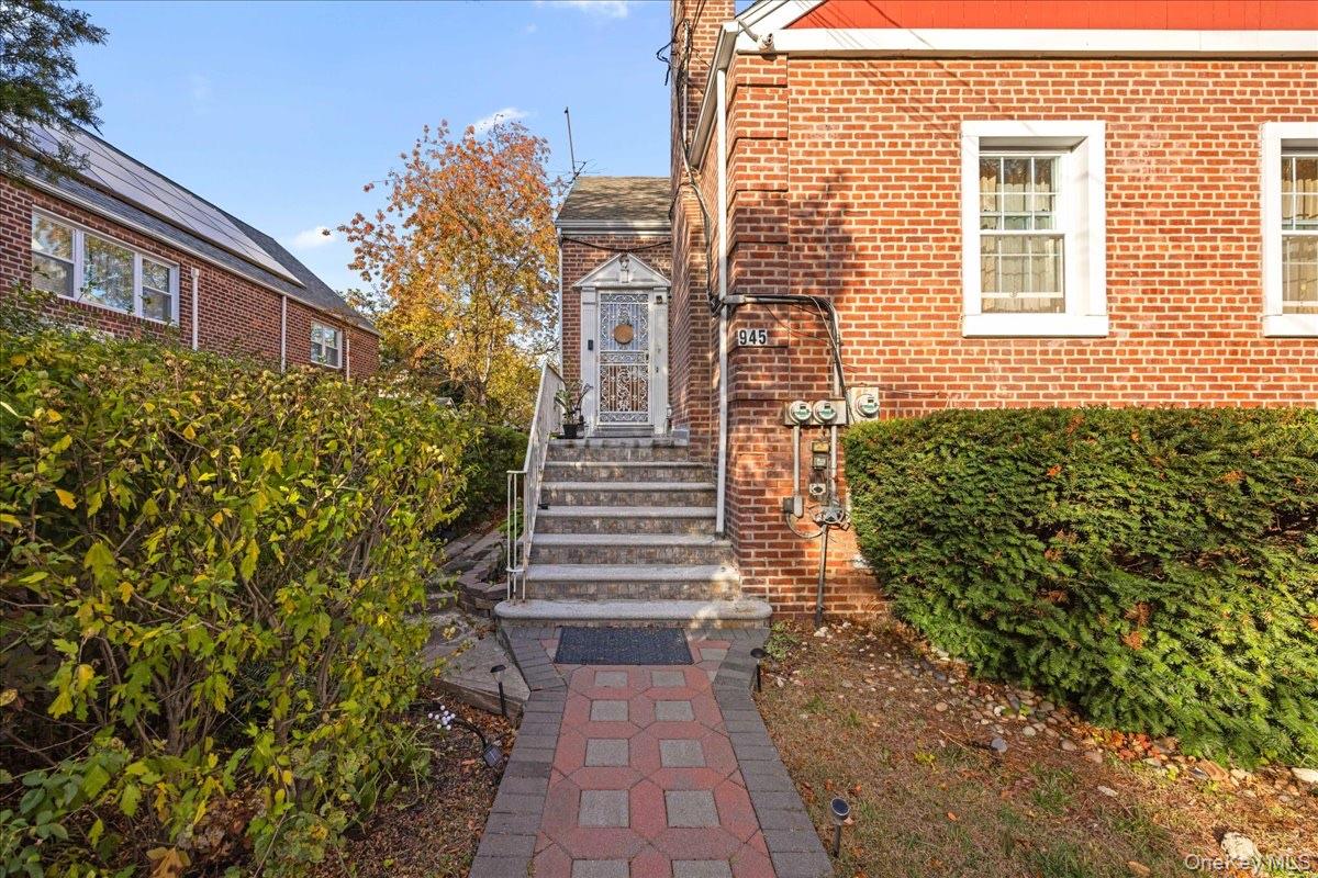 #3 photo, 945 E 222nd Street, Bronx , NY 10469