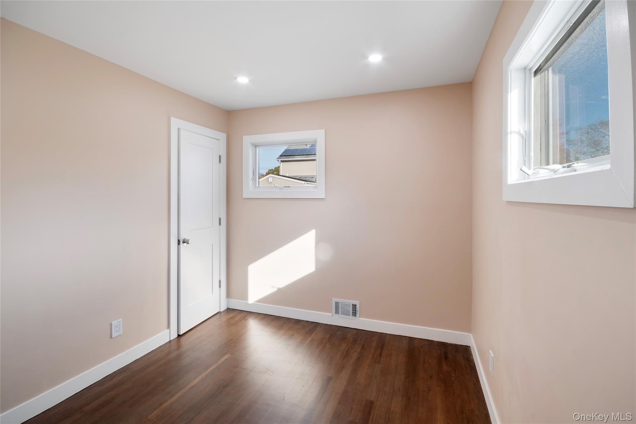 #18 photo, 1039 Carll Drive, Bay Shore , NY 11706