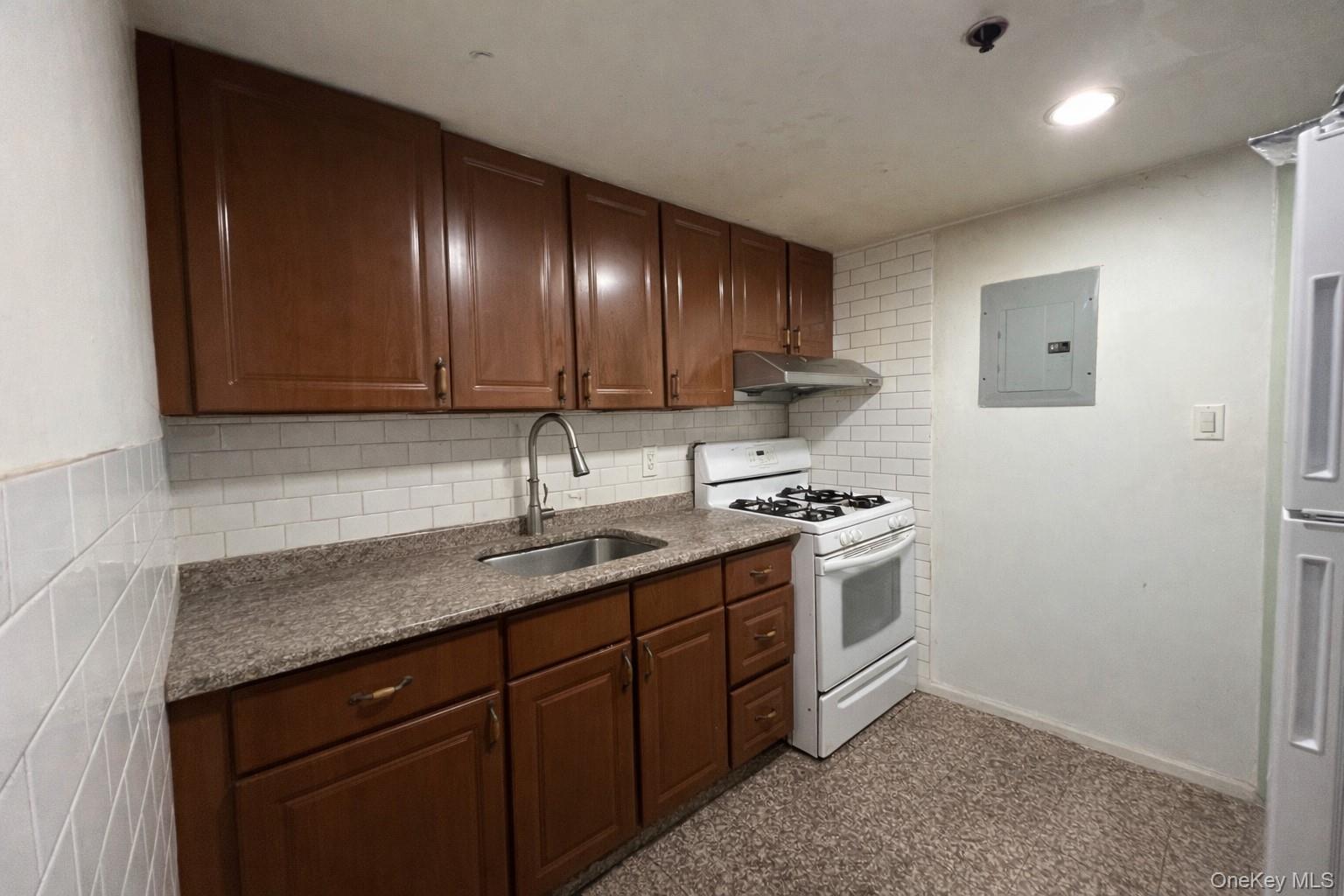 #3 photo, 100-09 39 Avenue, Corona , NY 11368