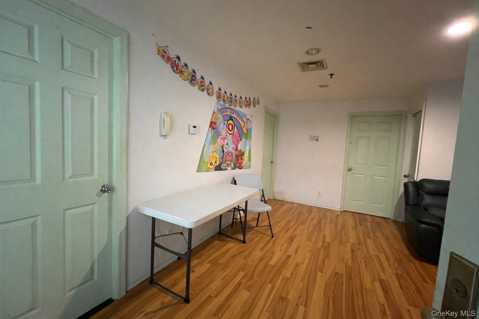 #4 photo, 100-09 39 Avenue, Corona , NY 11368