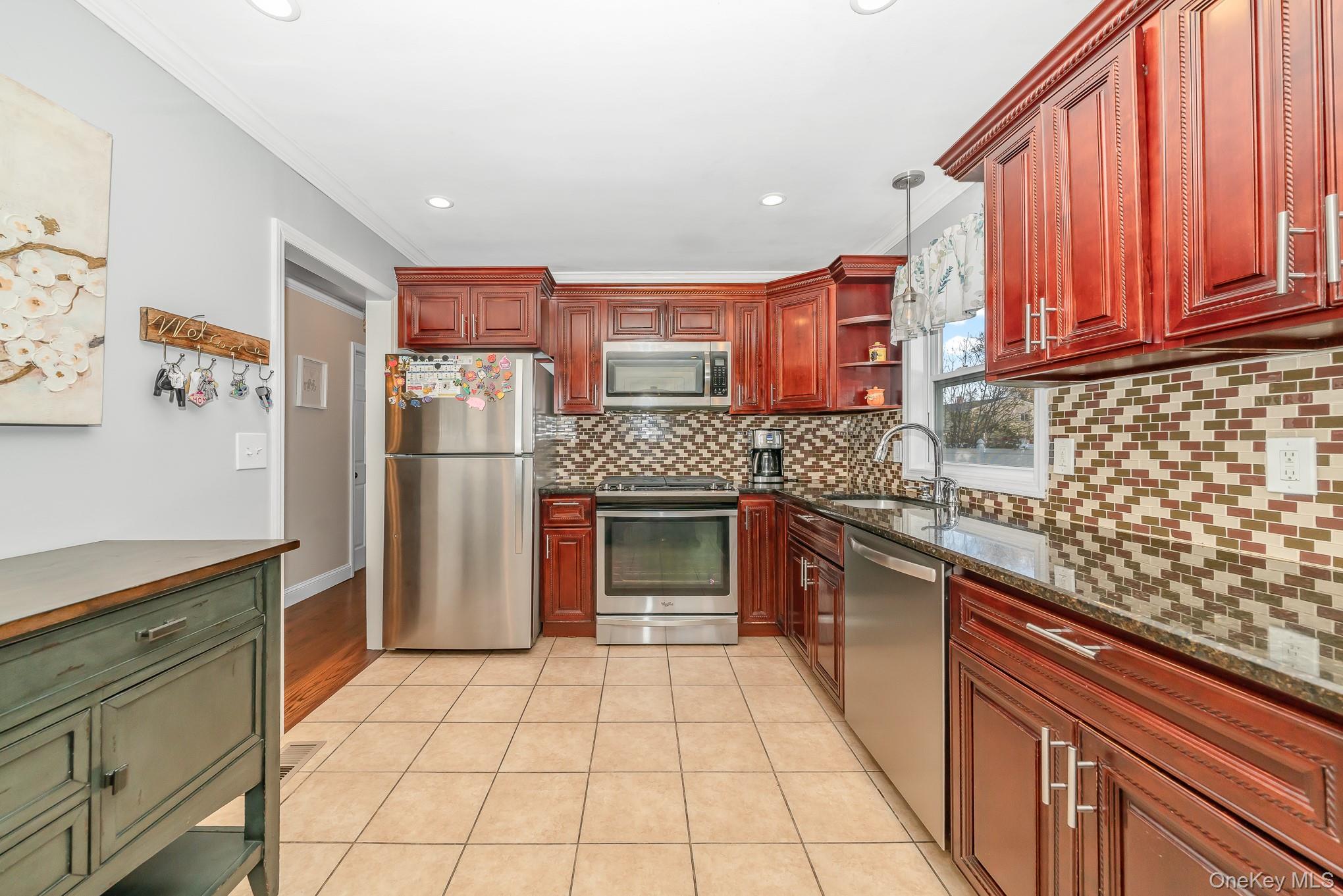 #9 photo, 53 1st Street, Brentwood , NY 11717