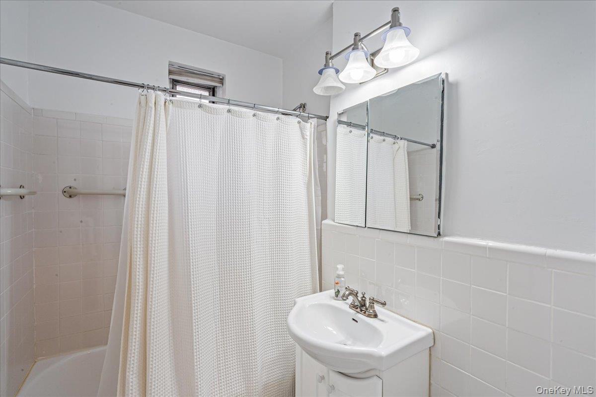 #14 photo, 16201 Powells Cove Boulevard, Beechhurst , NY 11357