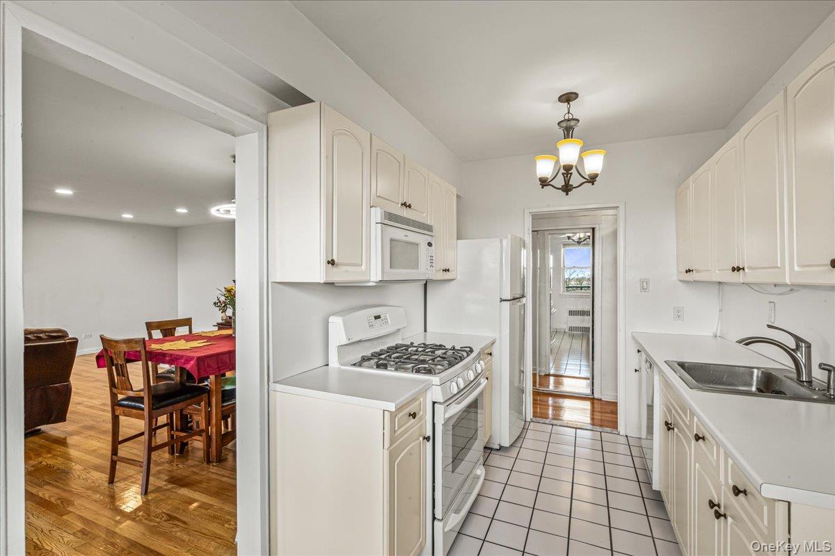 #17 photo, 16201 Powells Cove Boulevard, Beechhurst , NY 11357