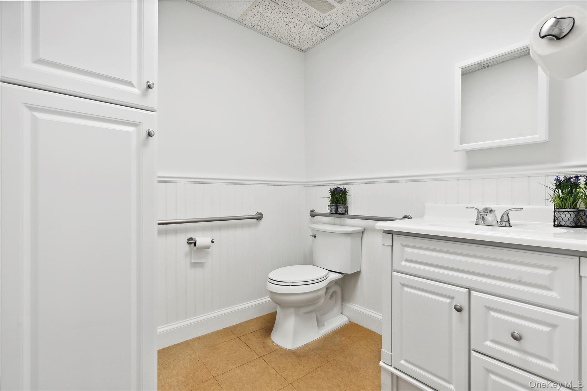 #4 photo, 180 Old Country Road, Riverhead , NY 11901