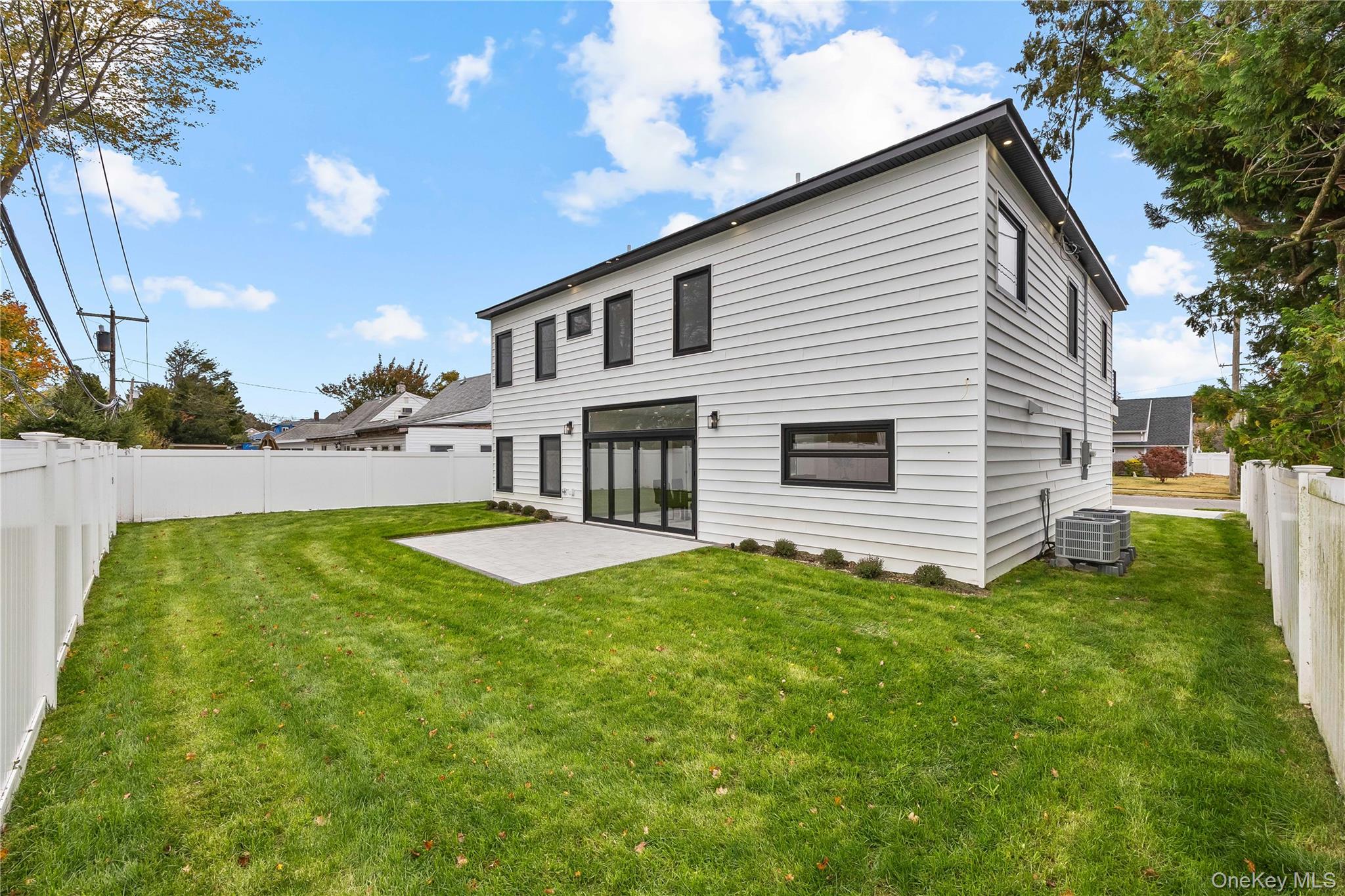 #5 photo, 48 Martin Lane, Westbury , NY 11590