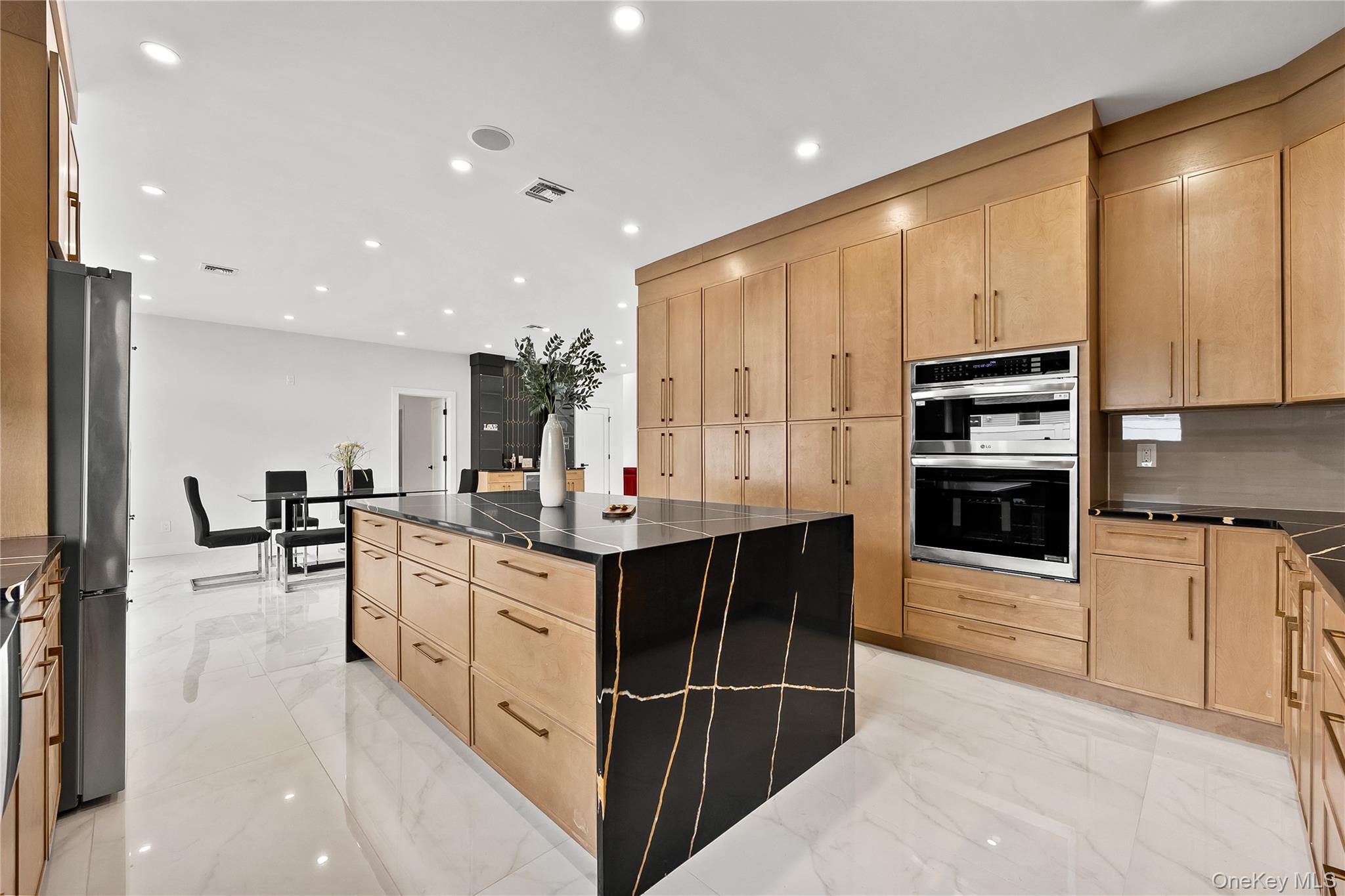 #7 photo, 48 Martin Lane, Westbury , NY 11590