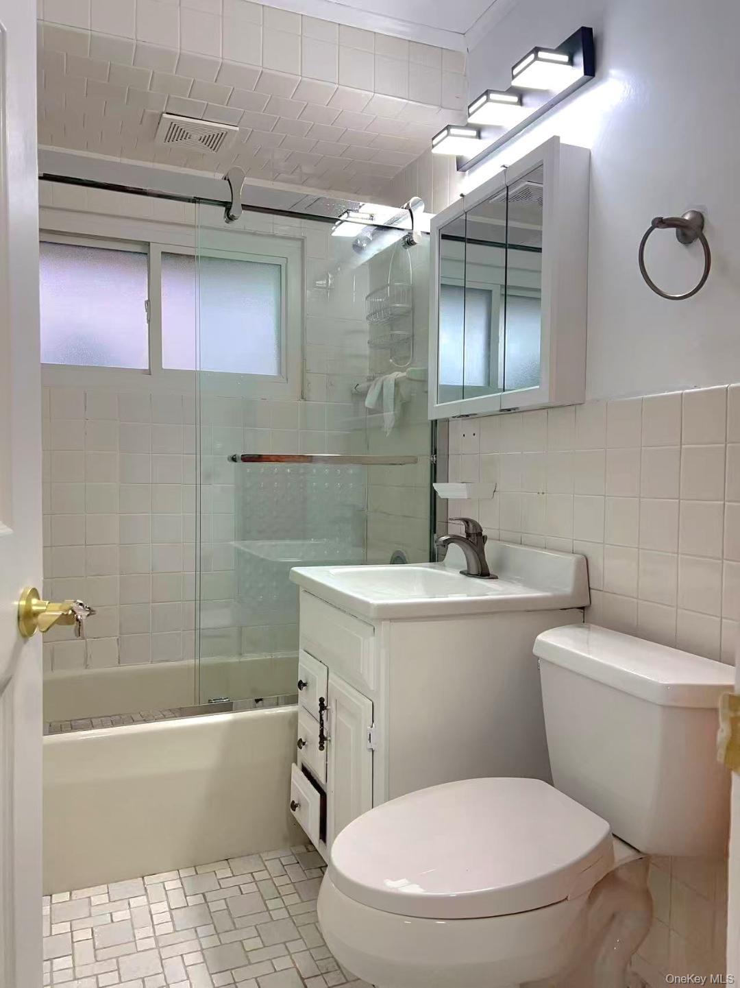 #19 photo, 35 Arch Lane, Hicksville , NY 11801