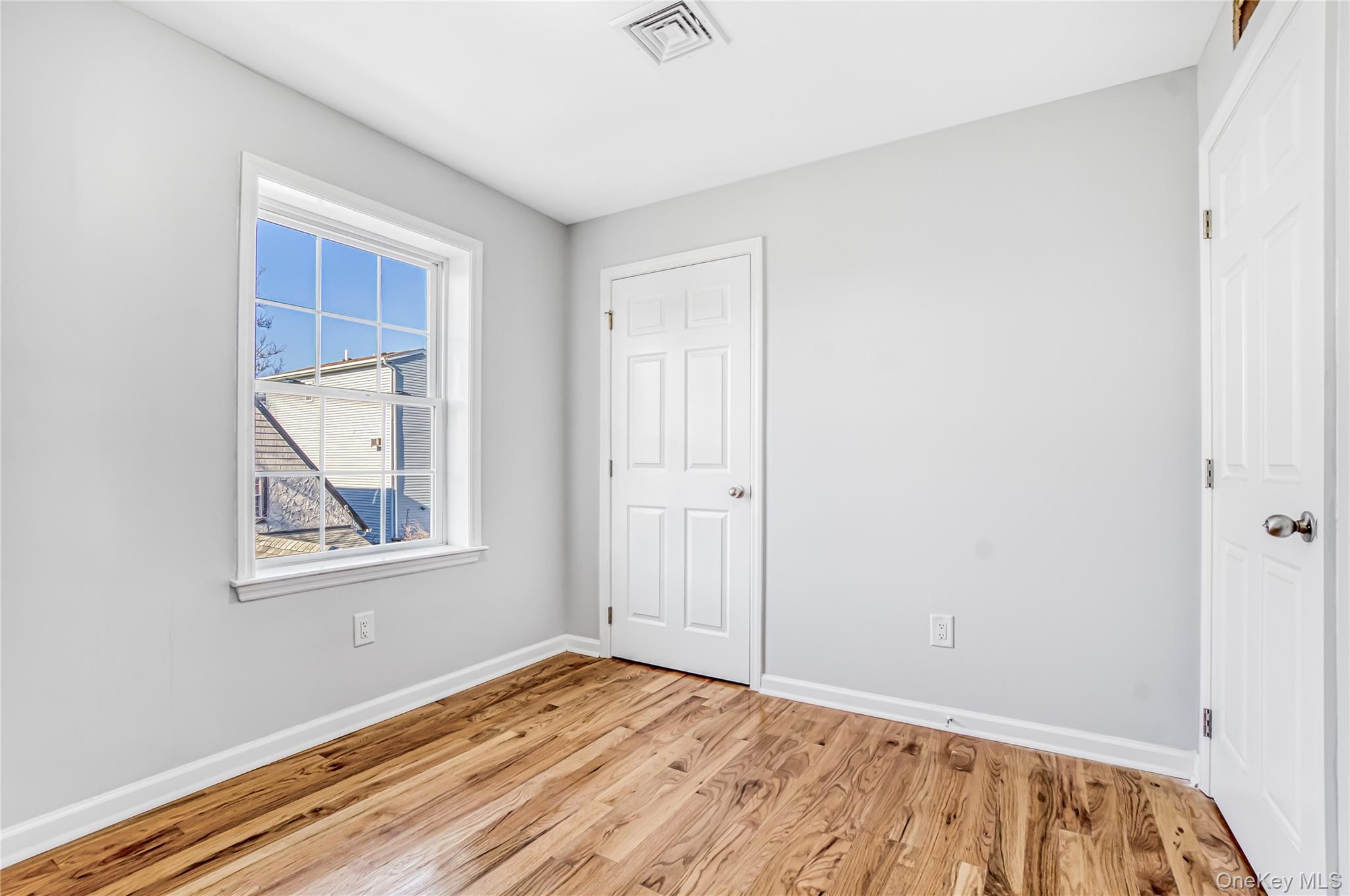 #18 photo, 911 Hicksville Road, Far Rockaway , NY 11691