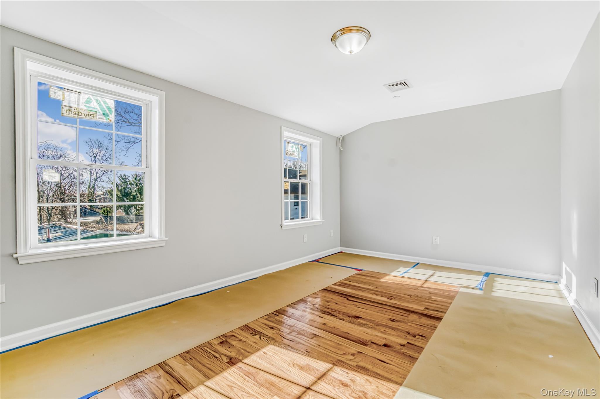 #20 photo, 911 Hicksville Road, Far Rockaway , NY 11691