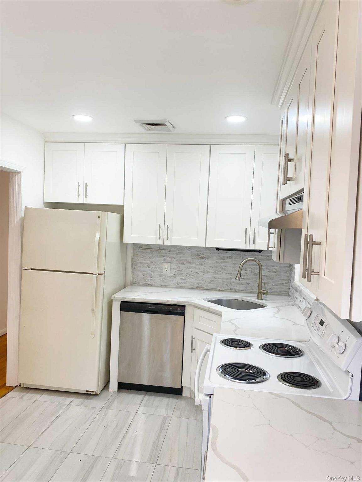 #19 photo, 25 Margaret Drive, Plainview , NY 11803