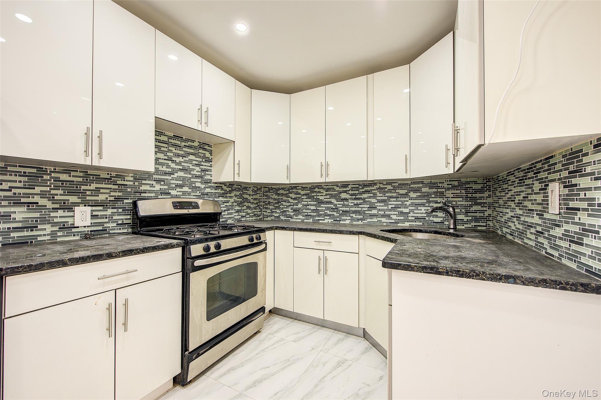 #18 photo, 100-25 Queens Boulevard, Forest Hills , NY 11375