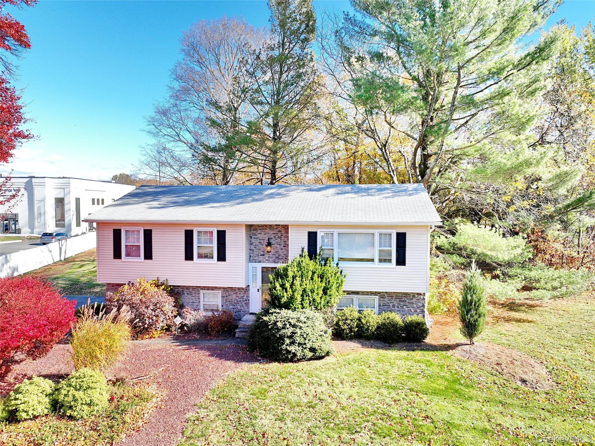 #1 photo, 6 Roxbury Court, Chestnut Ridge , NY 10977