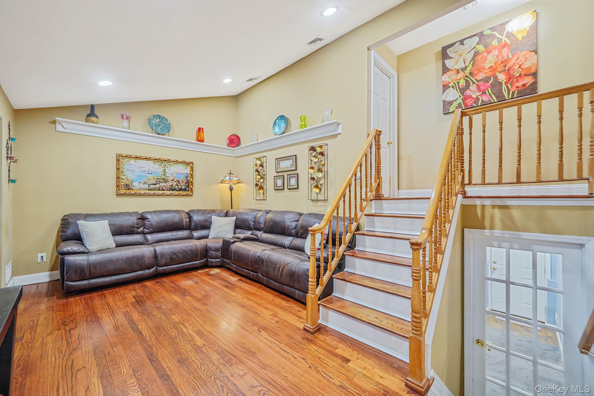 #12 photo, 325 W 16th Street, Deer Park , NY 11729