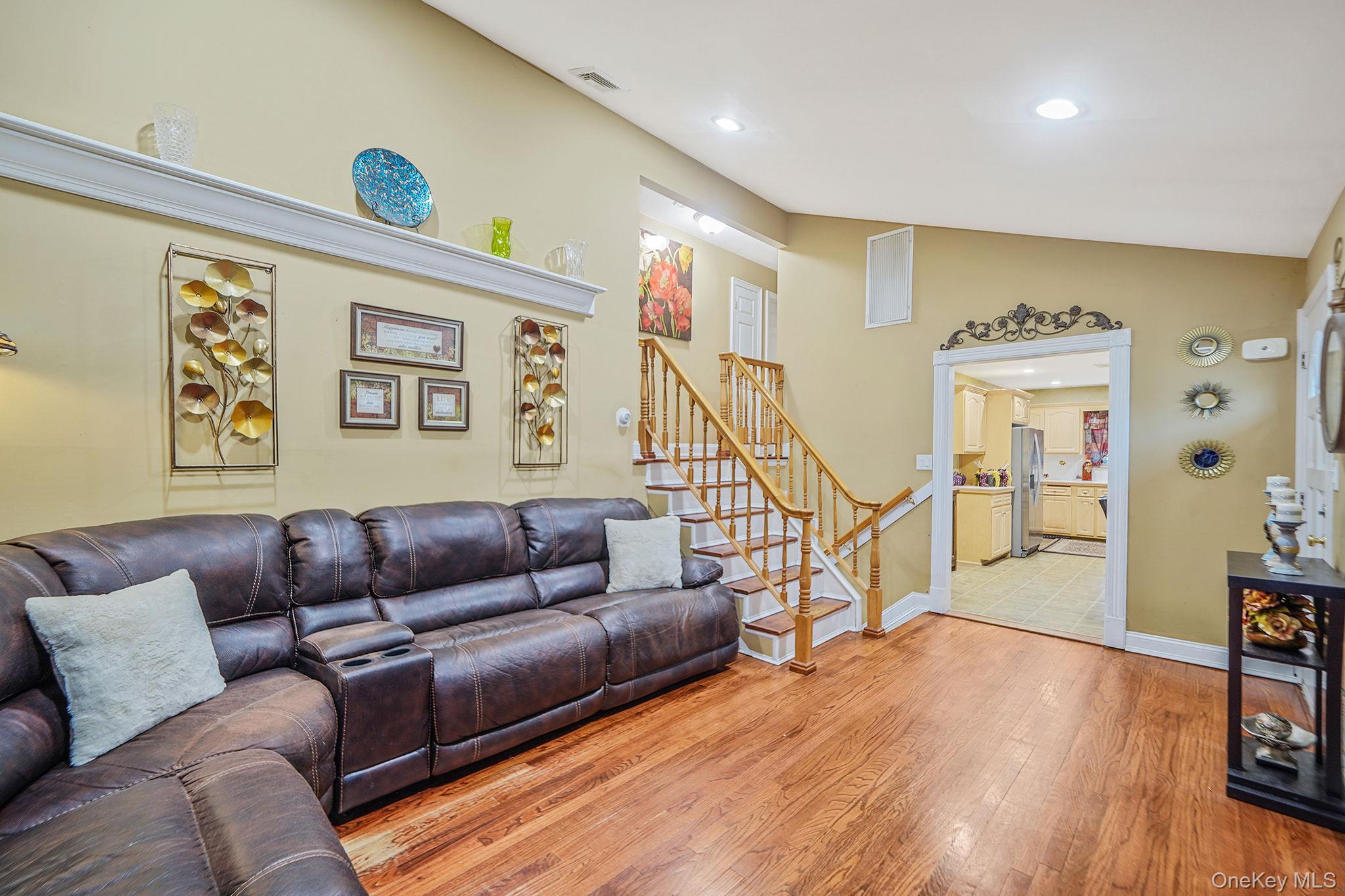 #14 photo, 325 W 16th Street, Deer Park , NY 11729