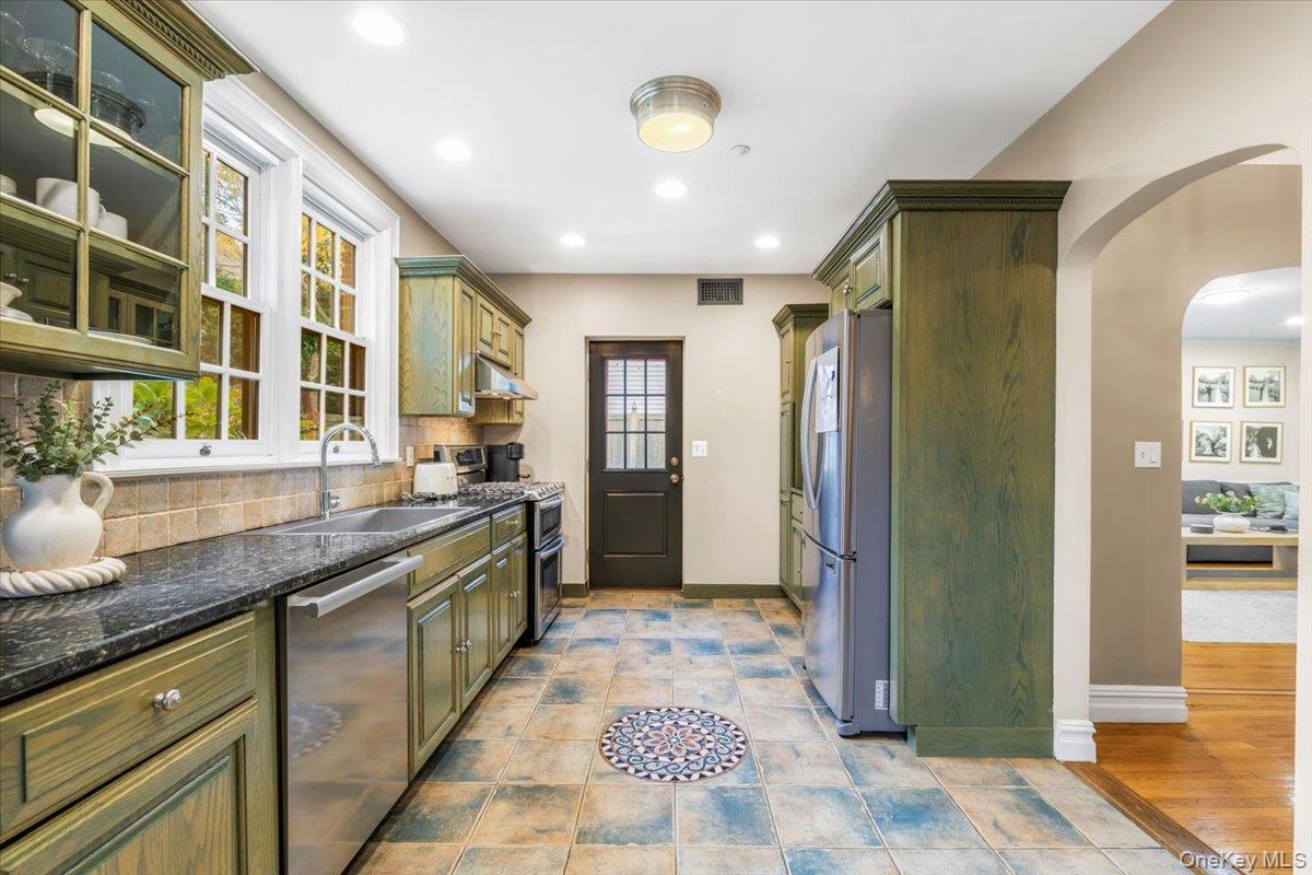 #6 photo, 620 Timpson Street, Pelham , NY 10803