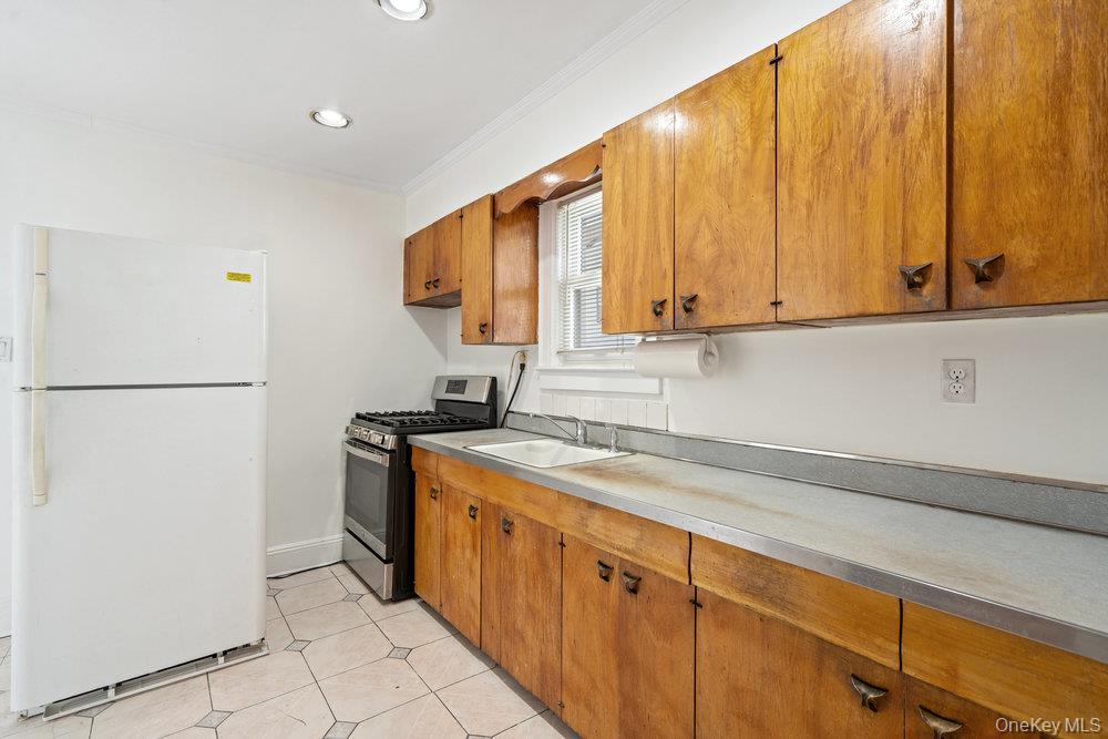 #8 photo, 80 Munro Boulevard, Valley Stream , NY 11581