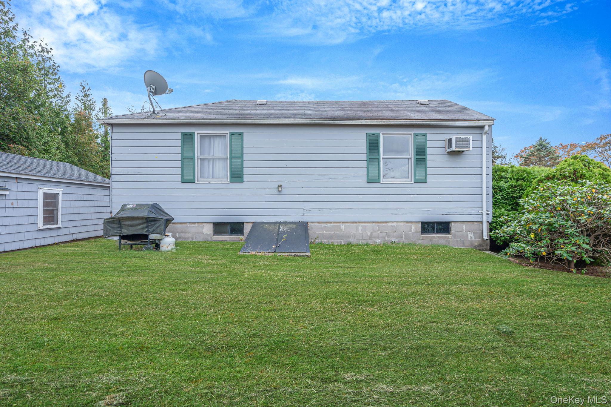 #12 photo, 305 Terry Road, Smithtown , NY 11787