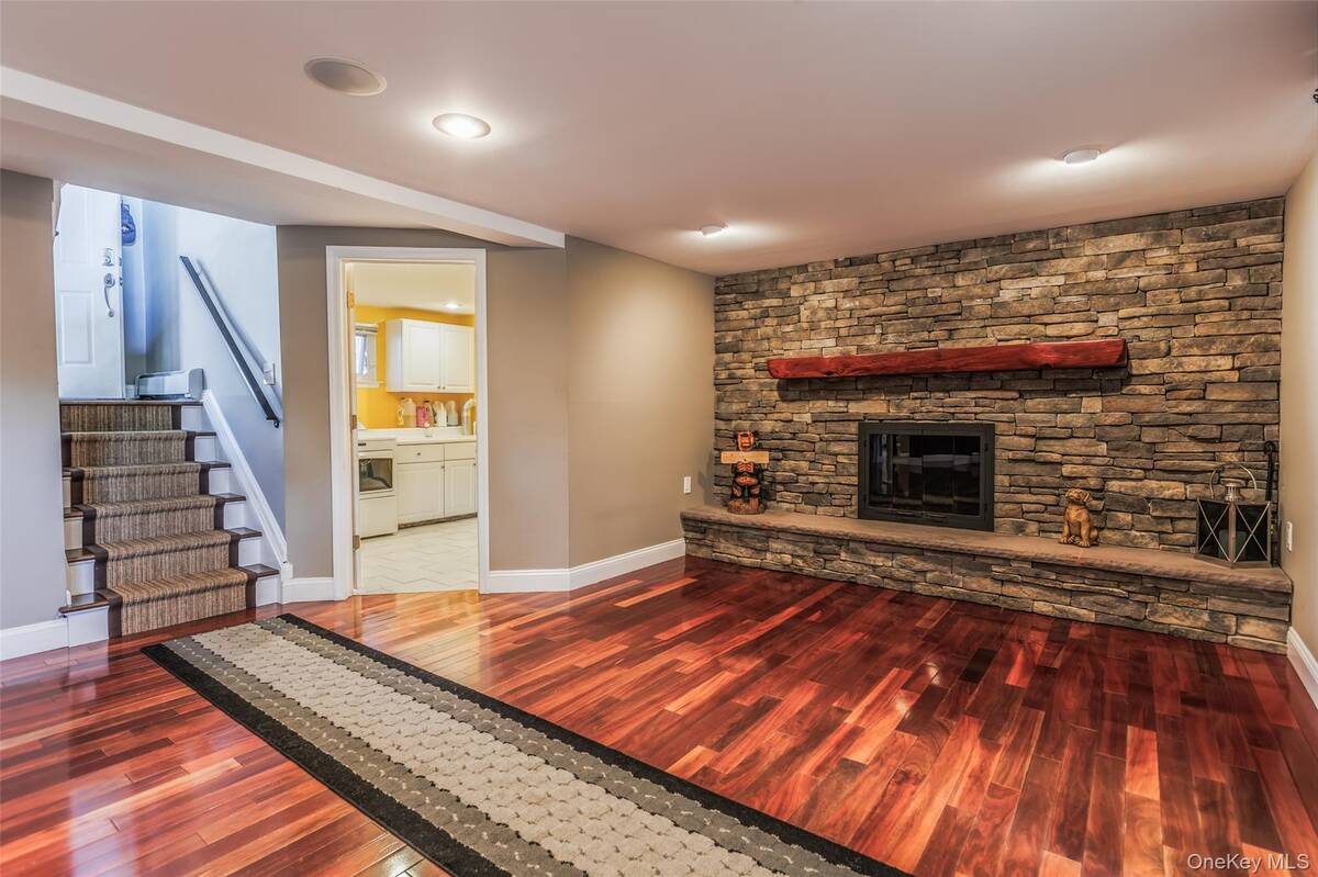 #16 photo, 11 Mohegan Lane, Commack , NY 11725