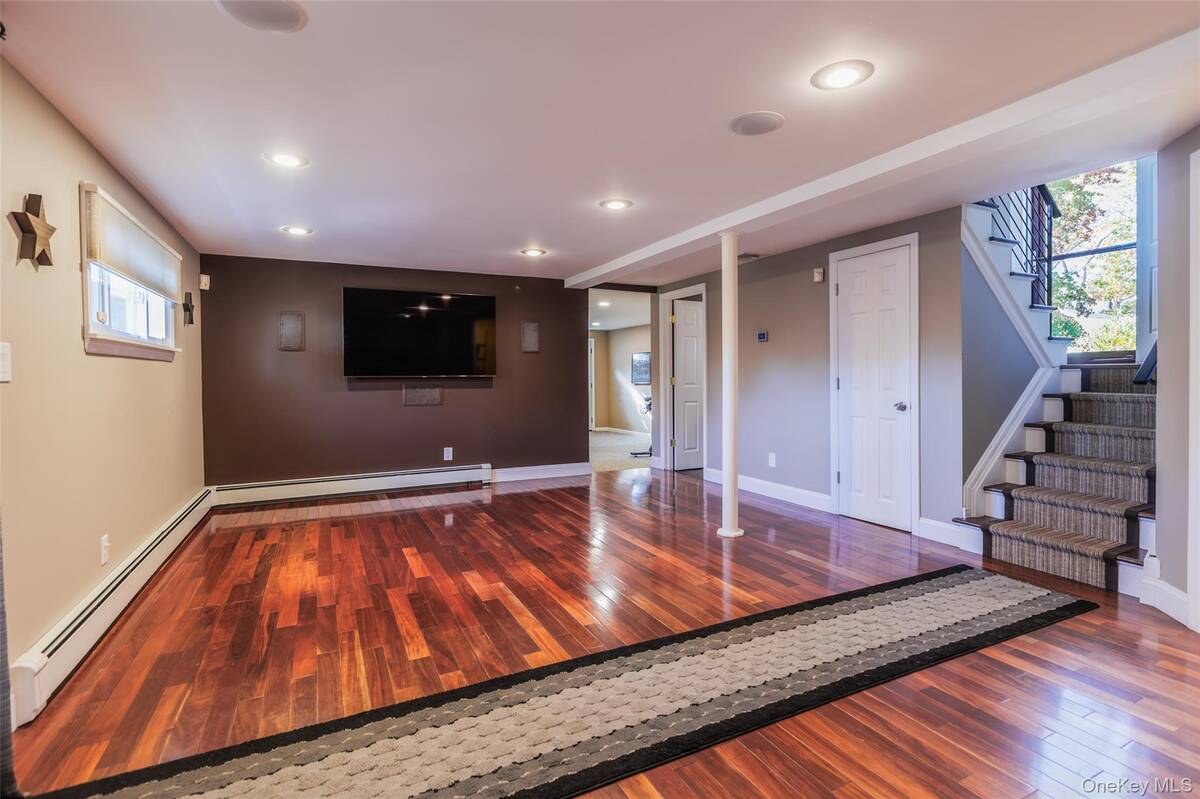 #17 photo, 11 Mohegan Lane, Commack , NY 11725