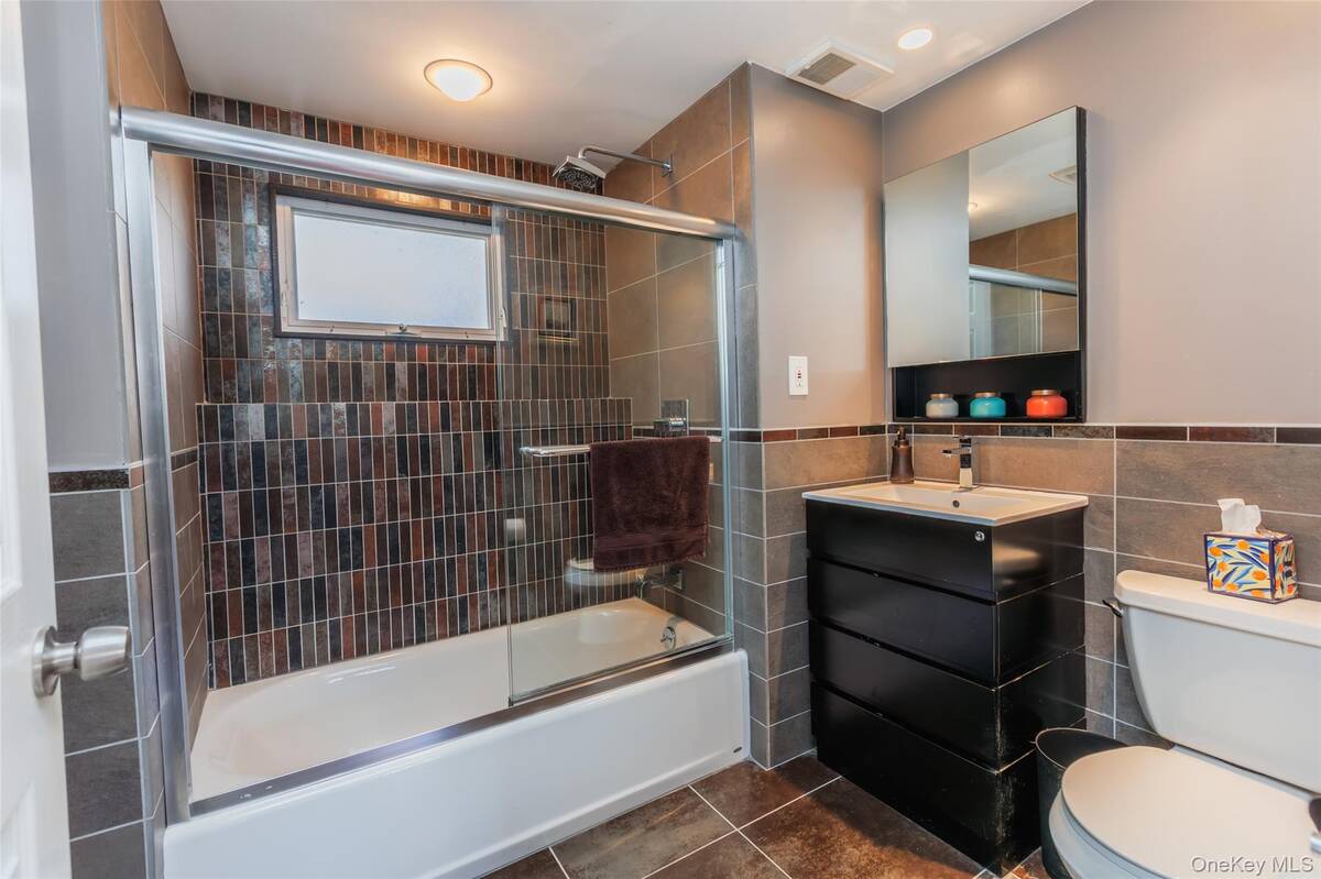 #19 photo, 11 Mohegan Lane, Commack , NY 11725