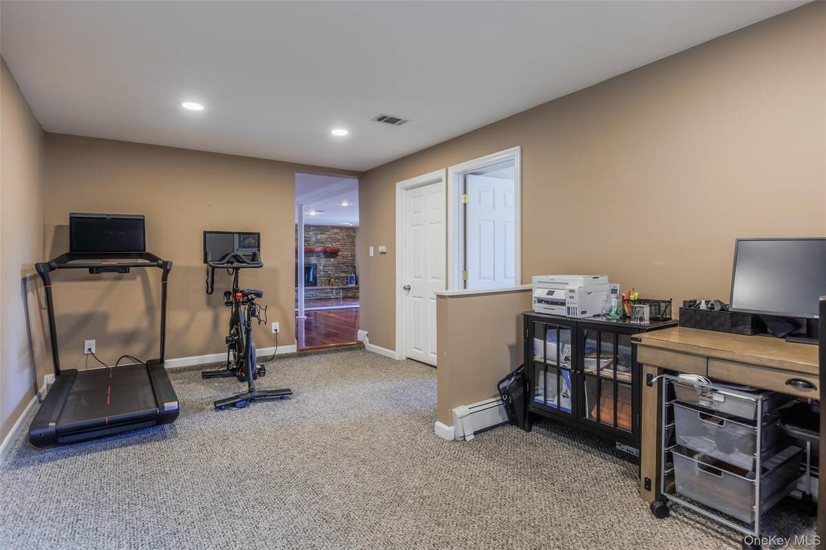 #22 photo, 11 Mohegan Lane, Commack , NY 11725