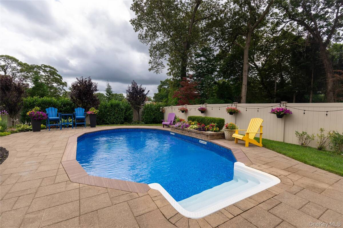 #24 photo, 11 Mohegan Lane, Commack , NY 11725