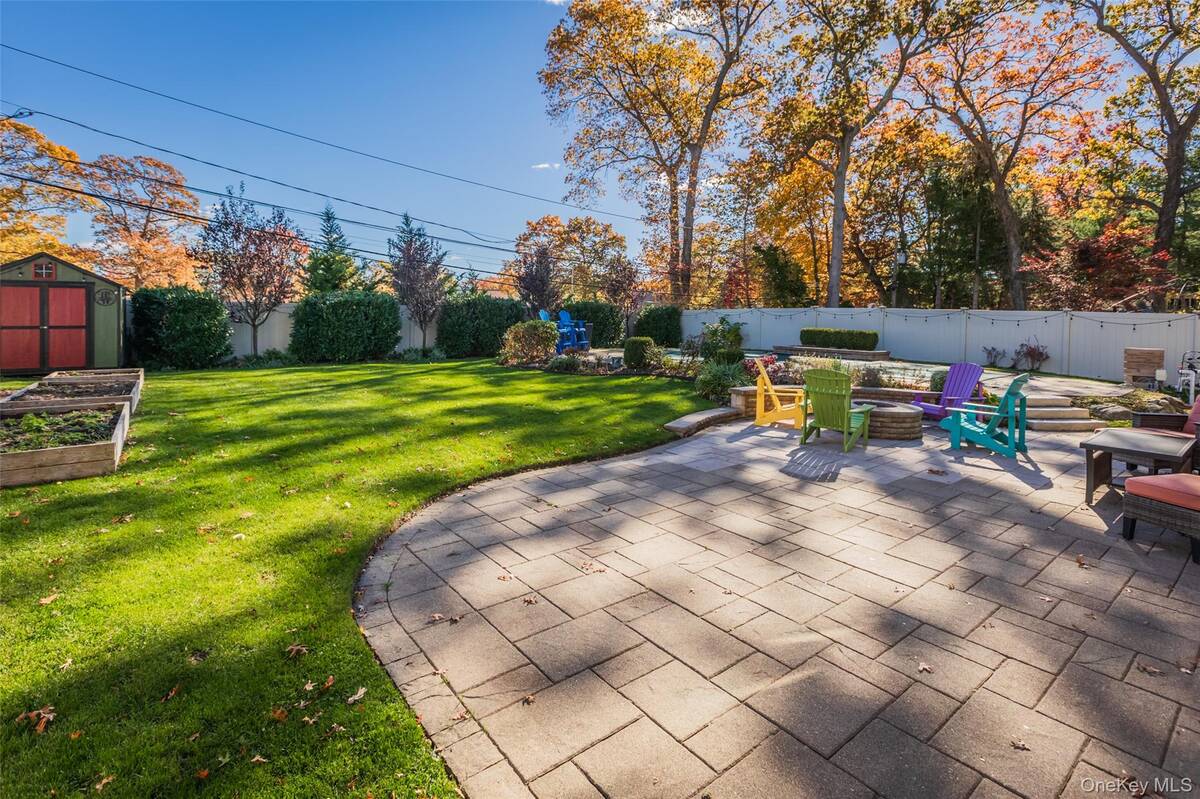 #27 photo, 11 Mohegan Lane, Commack , NY 11725