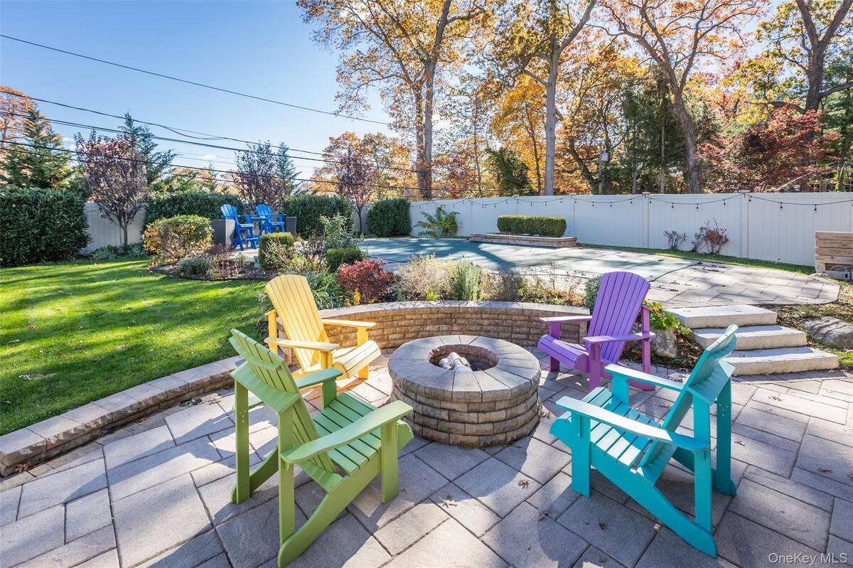 #28 photo, 11 Mohegan Lane, Commack , NY 11725