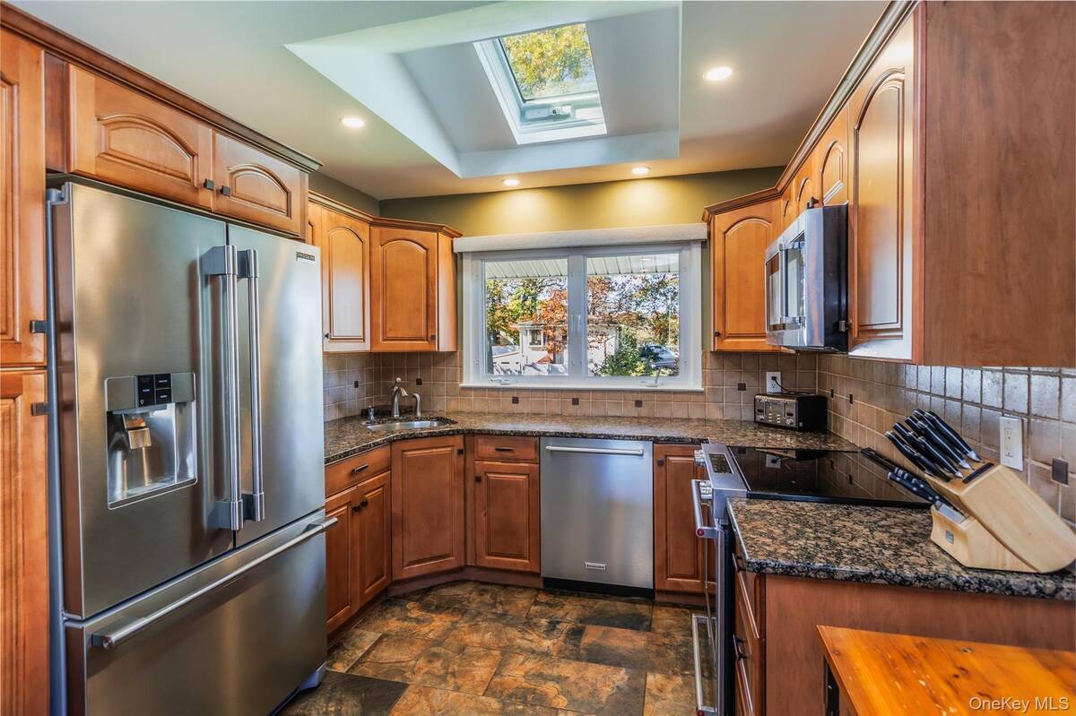 #6 photo, 11 Mohegan Lane, Commack , NY 11725