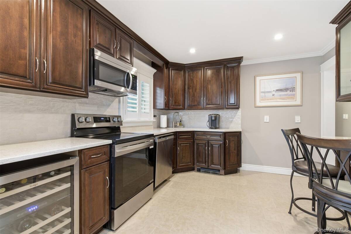 #10 photo, 277 5th Avenue, Saint James , NY 11780