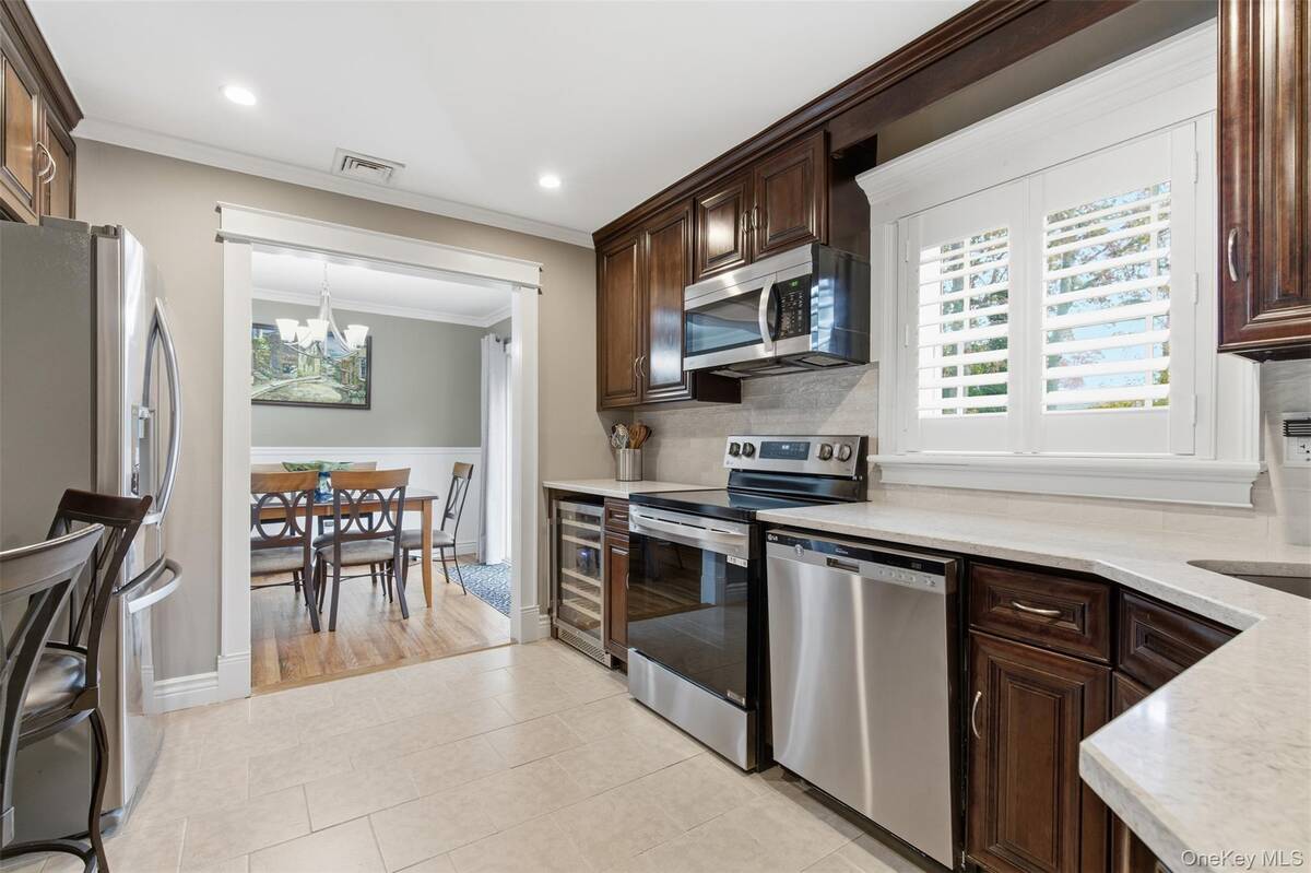 #11 photo, 277 5th Avenue, Saint James , NY 11780