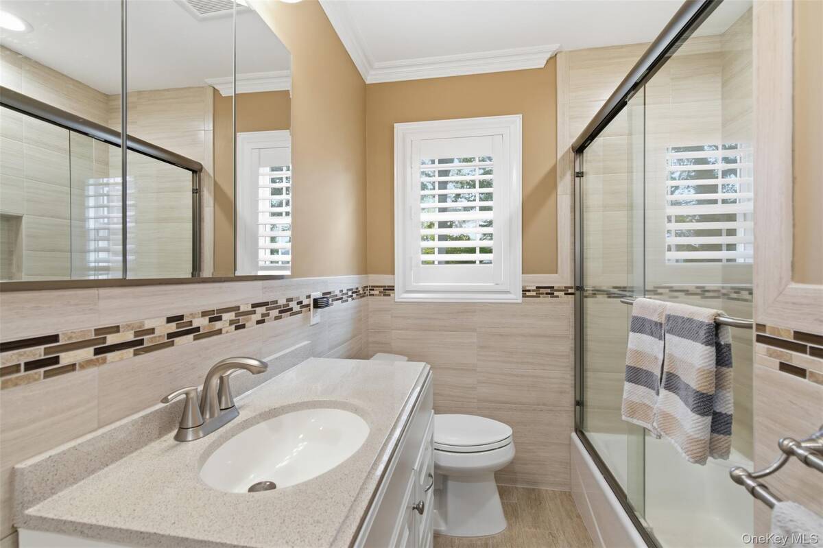 #13 photo, 277 5th Avenue, Saint James , NY 11780