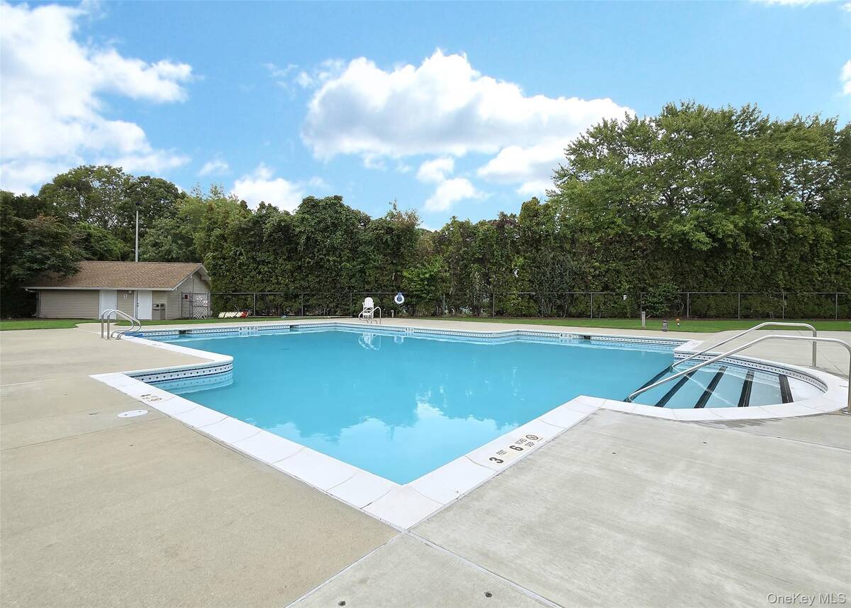 #17 photo, 2 El Camino Court, Coram , NY 11727