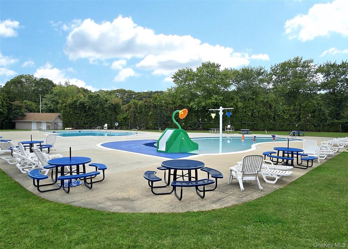 #18 photo, 2 El Camino Court, Coram , NY 11727