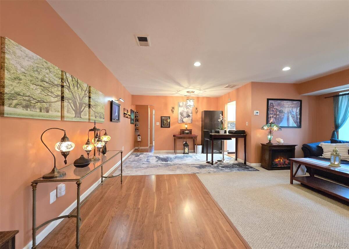 #4 photo, 2 El Camino Court, Coram , NY 11727