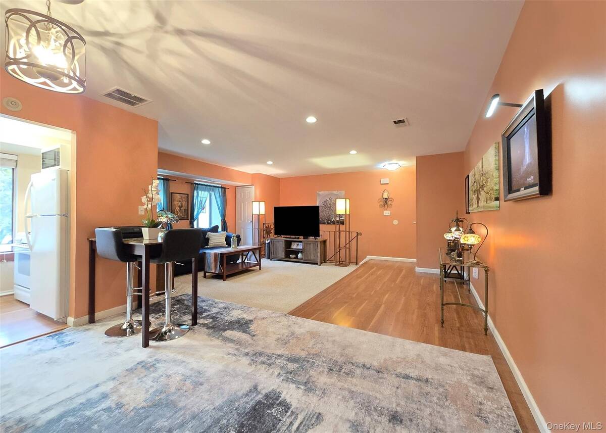 #5 photo, 2 El Camino Court, Coram , NY 11727