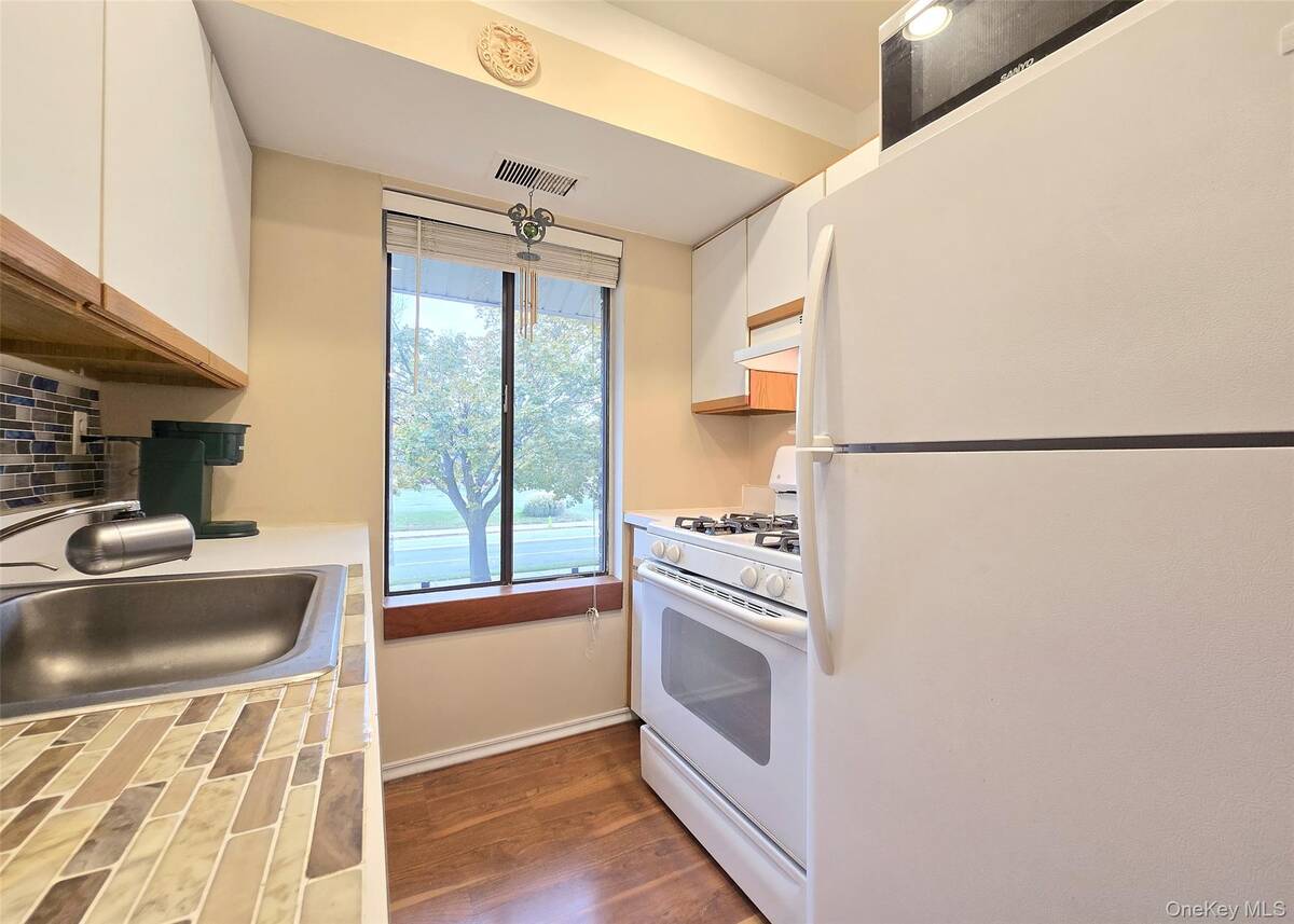 #8 photo, 2 El Camino Court, Coram , NY 11727