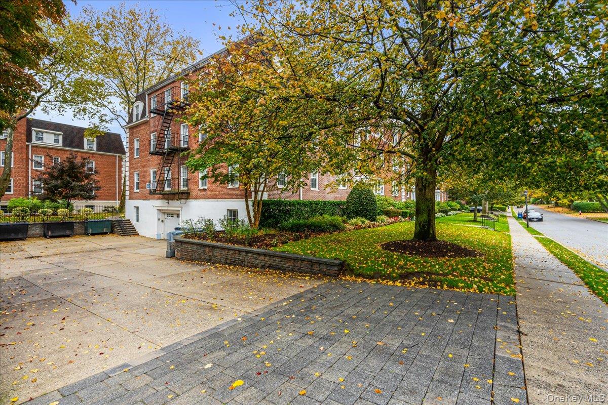 #16 photo, 22 Hamilton Place, Garden City , NY 11530