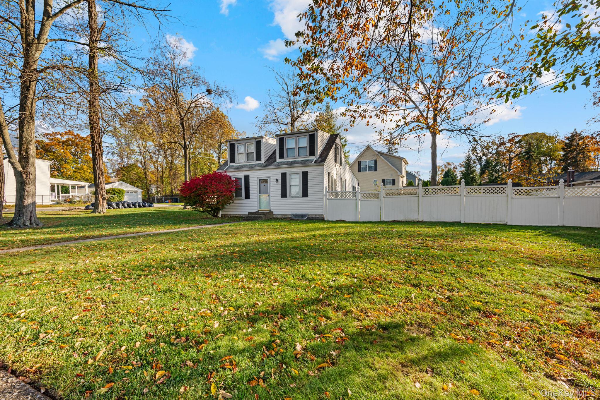 #2 photo, 28 Woodland Drive, Kings Park , NY 11754