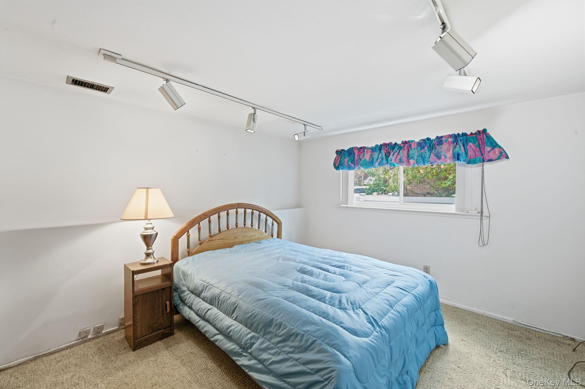 #16 photo, 18 Dunhill Road, Manhasset Hills , NY 11040