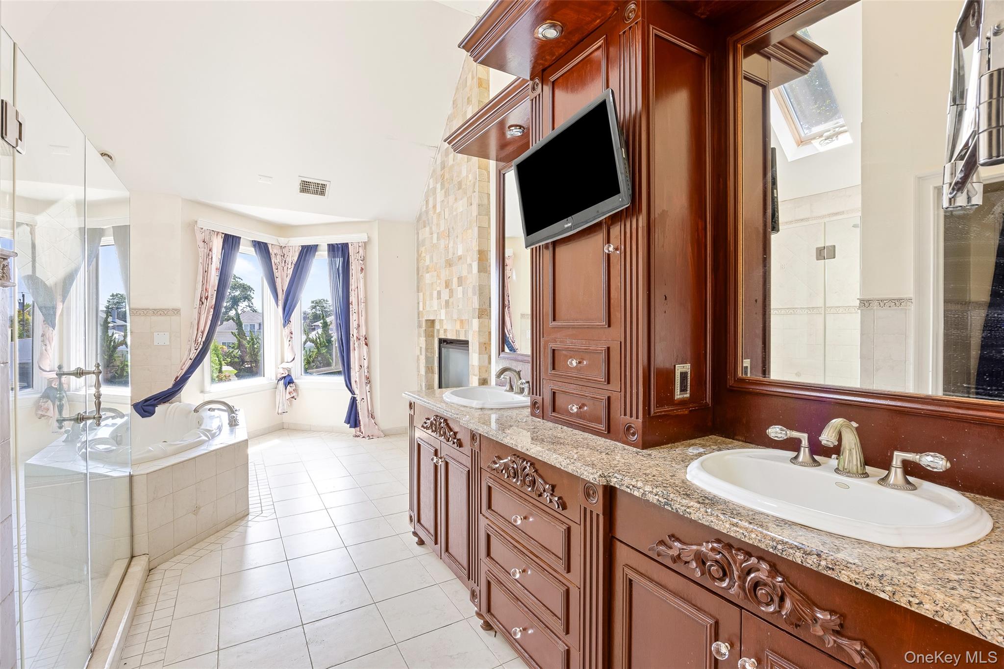 #15 photo, 4 Sutton Place, Massapequa , NY 11758