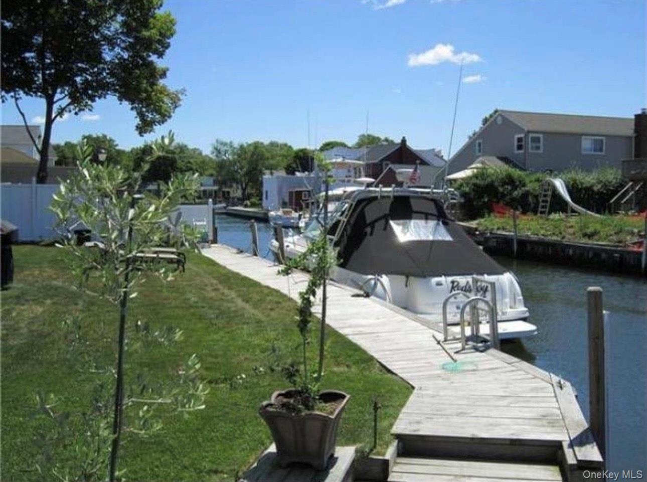 #19 photo, 4 Sutton Place, Massapequa , NY 11758