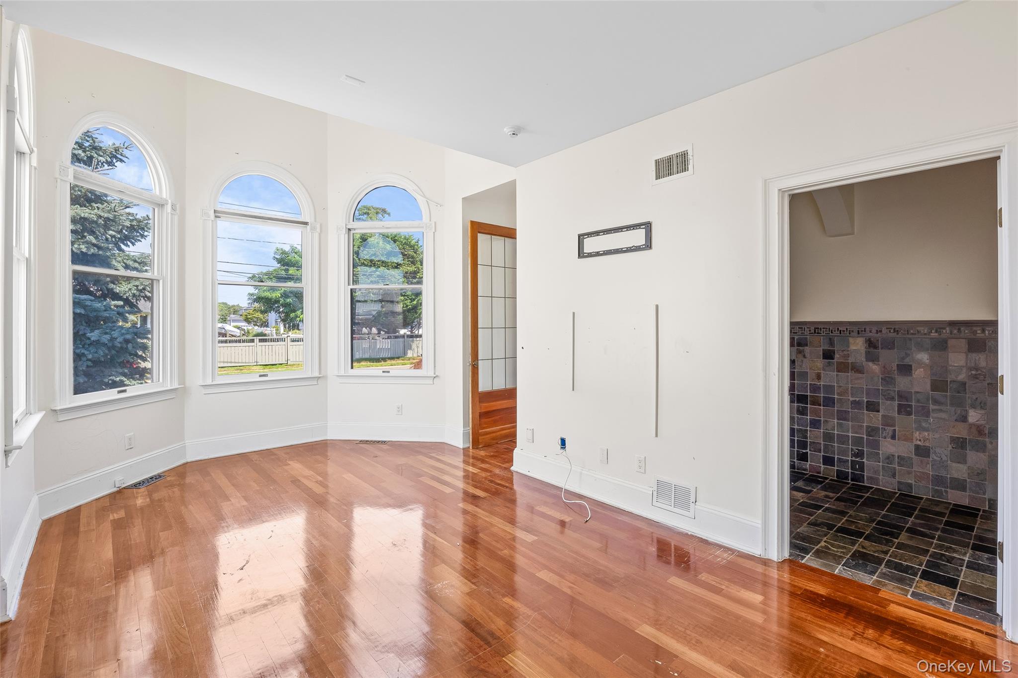 #9 photo, 4 Sutton Place, Massapequa , NY 11758