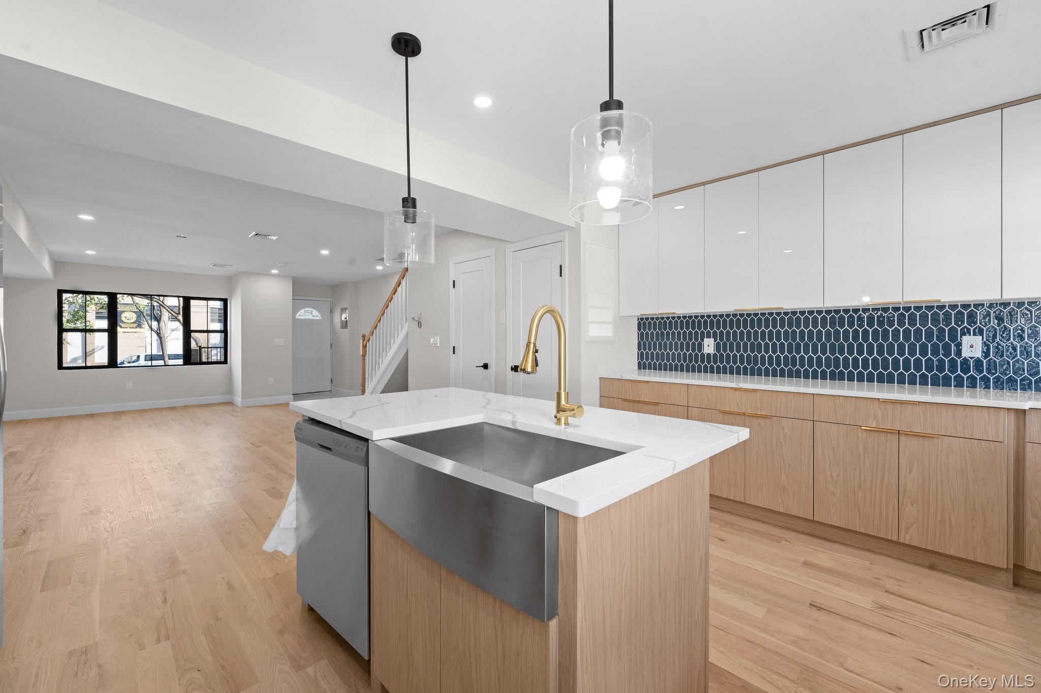 #4 photo, 8060 164th Street, Hillcrest (Queens) , NY 11432