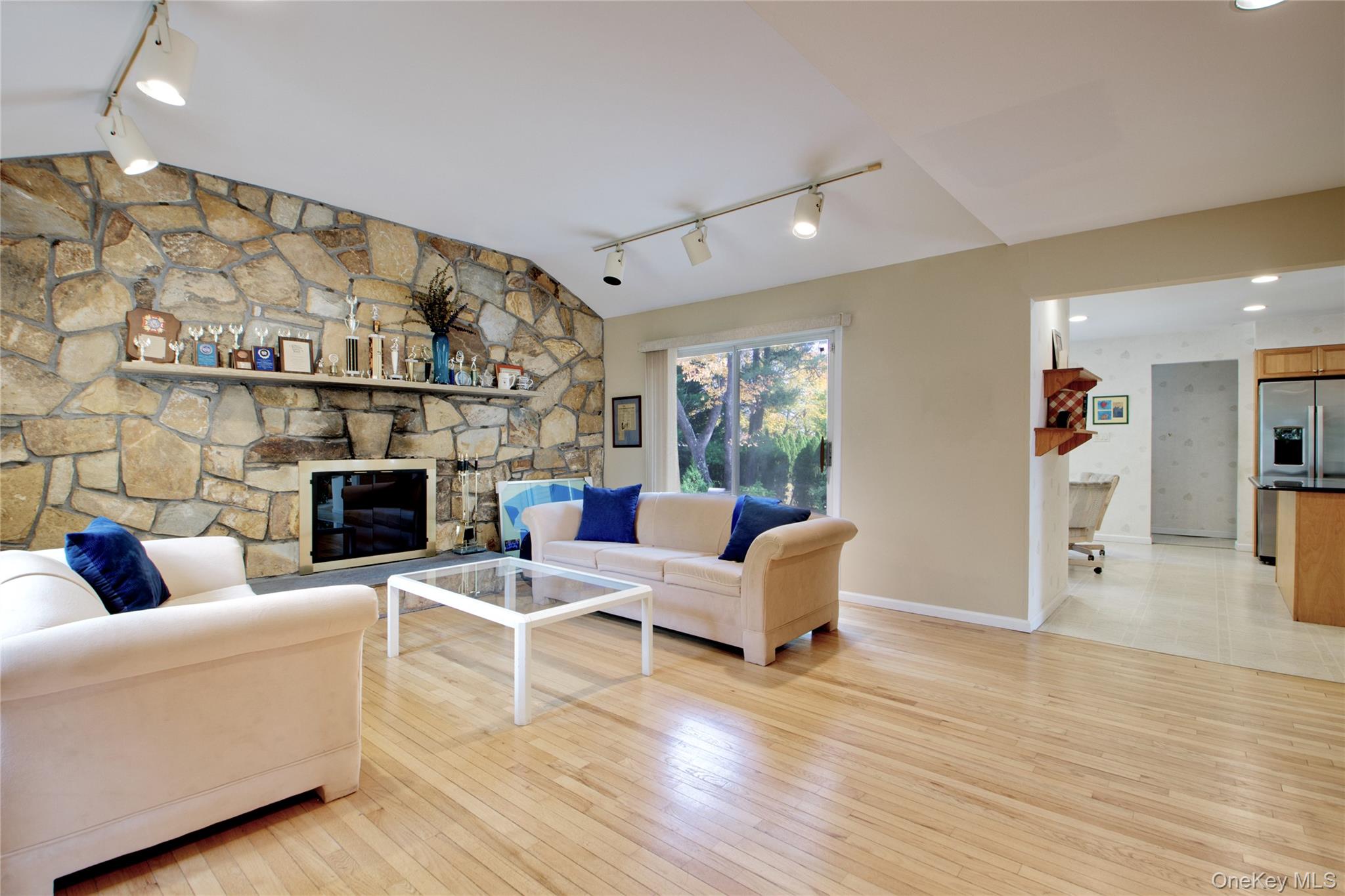 #11 photo, 26 Woods Drive, East Hills , NY 11576