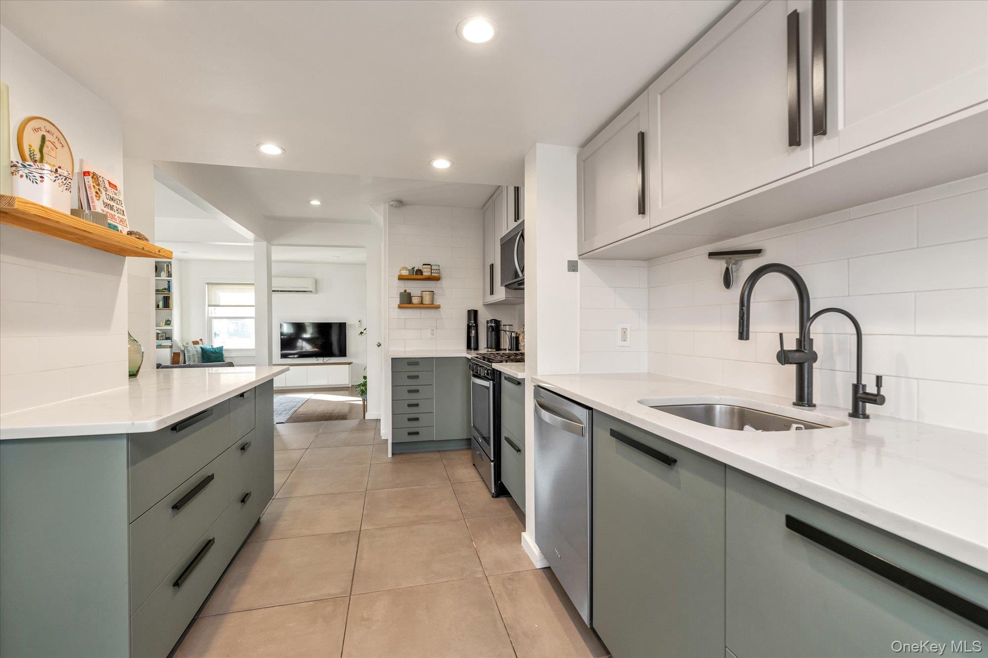 #6 photo, 13 Gotham Street, Valley Stream , NY 11581