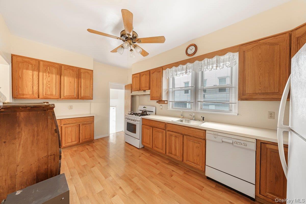 #9 photo, 215 East 235th Street, Bronx , NY 10470